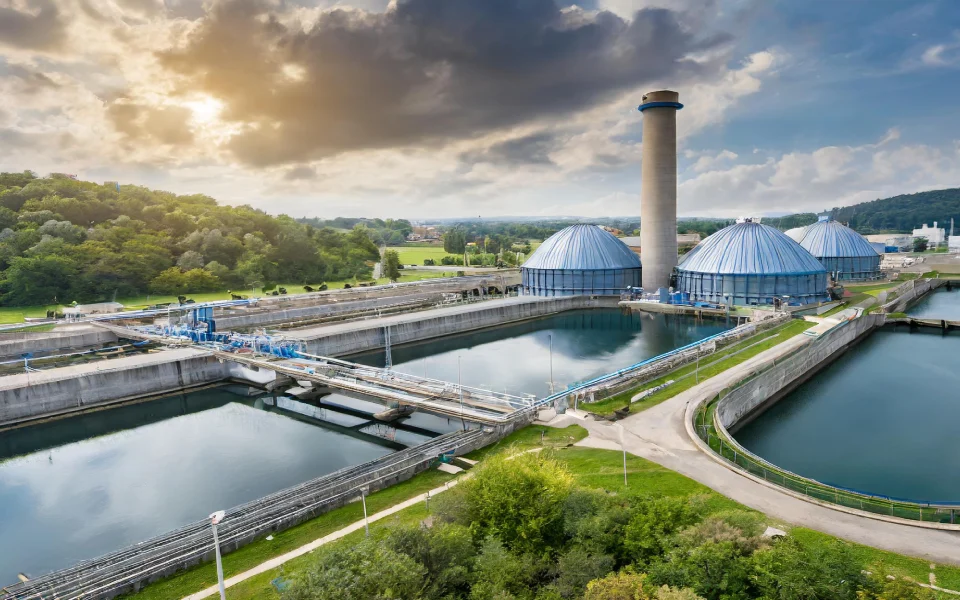 Atıksu Arıtma Tesisi Enerji Teşviki, temiz bir çevre ve sürdürülebilir bir gelecek için kritik öneme sahip atıksu arıtma tesislerinin işleyişi ise enerji tüketimi ile doğrudan ilişkilidir. Bu nedenle, Çevre, Şehircilik ve İklim Değişikliği Bakanlığı tarafından atıksu arıtma tesislerini teşvik etmek ve enerji verimliliğini artırmak amacıyla Atıksu Arıtma Tesisi Enerji Teşviki programı sunulmaktadır.
